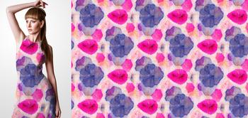 33161 Materiał ze wzorem wzór w odcieniach niebieskiego i różu stylizowany na tkaninę farbowaną metodą Batik